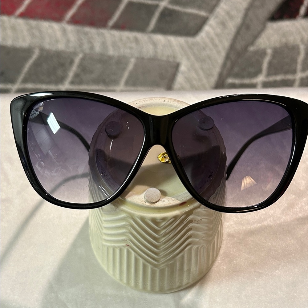 Elegant Black Oversized Sunglasses